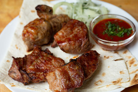 Шашлык из cвинoй шеи с маринованным лучком