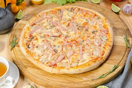 Пицца с ветчиной и грибами