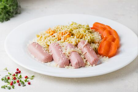Мини-сосиски с отварными макаронами