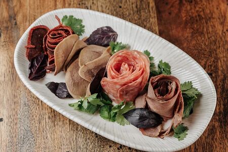 Нарезка из мясных деликатесов