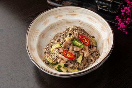 Лапша гречневая с куриным филе и цукини в ореховом соусе
