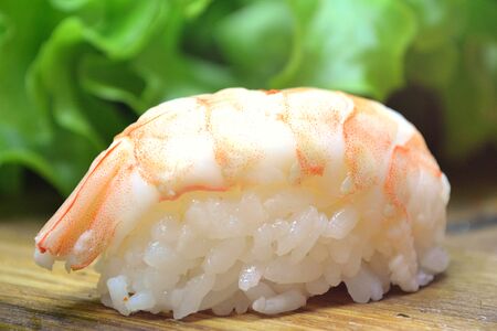 Суши с креветкой