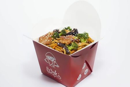 Яичная лапша со свининой и брокколи