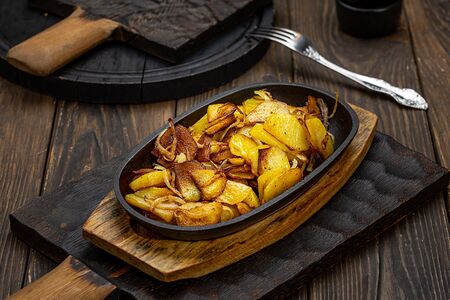 Картофель, жаренный с луком по-домашнему