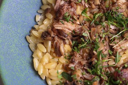 Орзо с томленой уткой и грибами