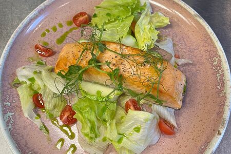 Филе семги на подушке из кабачка