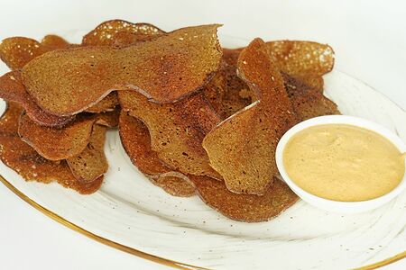 Ржаные чипсы с острым соусом