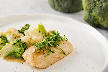 Филе трески с брокколи и цветной капустой