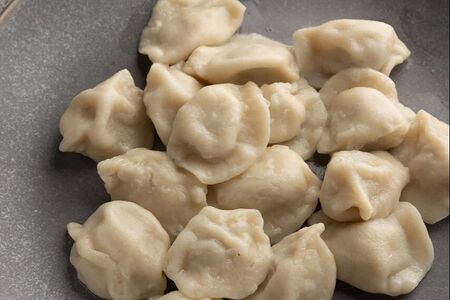 Вареные пельмени с курицей