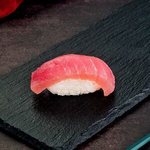 Суши с тунцом