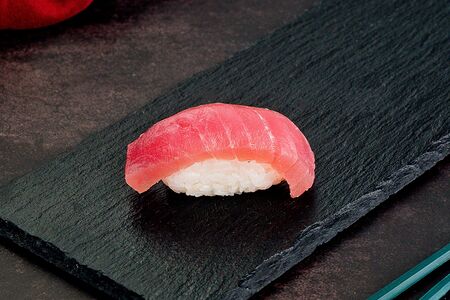 Суши с тунцом