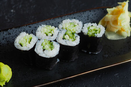 Маки ролл с огурцом