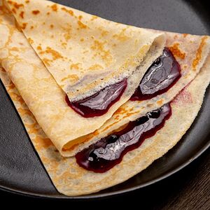 Блин с черничным джемом