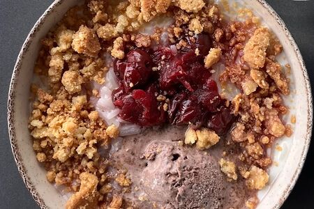 Рисовая каша с вишневым соусом и шоколадным мороженым