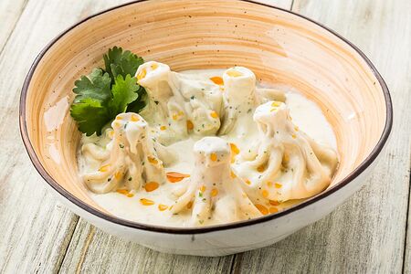 Хинкали в сливочном соусе с копченым сыром сулугуни
