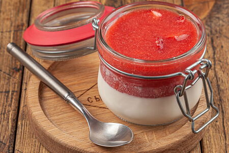 Панна-котта со свежей клубникой