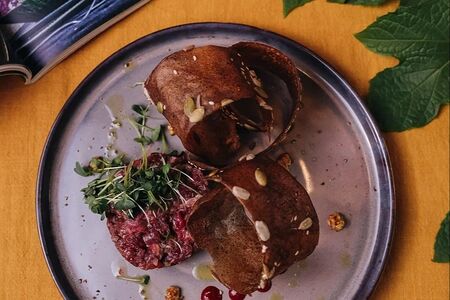 Тартар из говядины с чипсами из солода