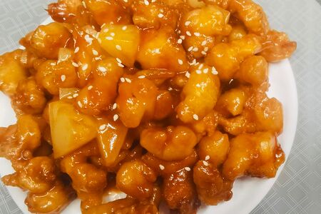 Курица в кисло-сладком соусе с ананасами