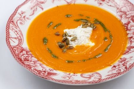 Тыквенный суп с песто и семечками