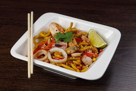 Wok с морепродуктами