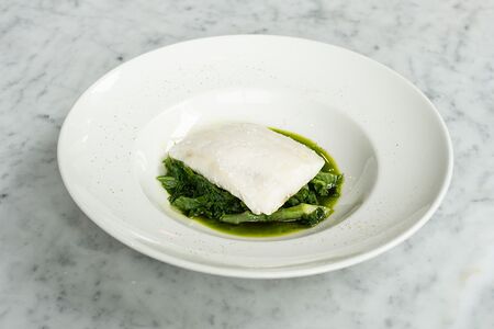 Белоснежное филе трески со спаржей и кейлом