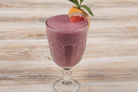 Черничный фруктовый коктейль из мороженого