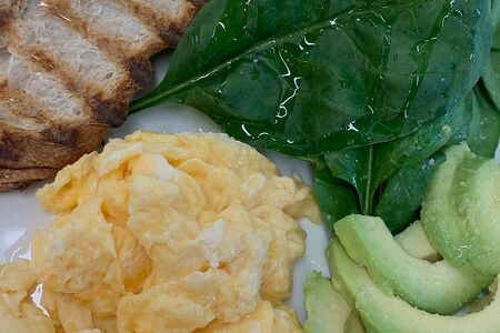 Скрэмбл с целым авокадо