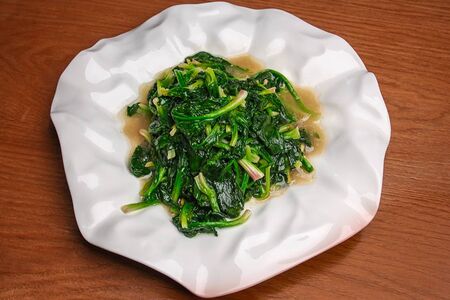 Жареный шпинат с чесноком