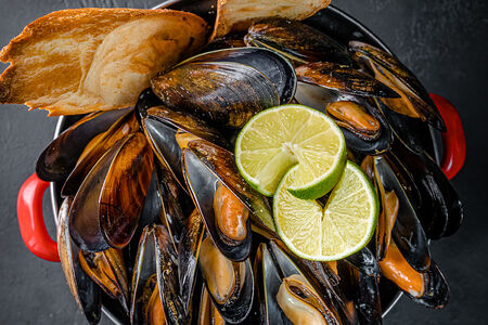 Мидии с морской водой и лаймом