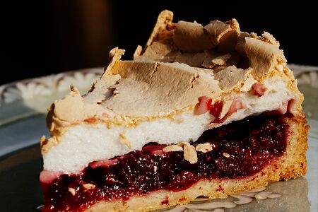 Вишневый пирог с меренгой