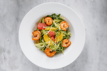 Сицилийский цитрусовый салат с креветками и авокадо