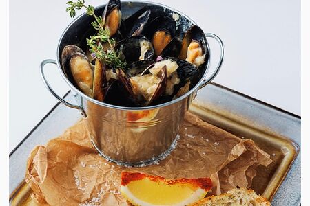 Мидии в створках в сырно-сливочном соусе