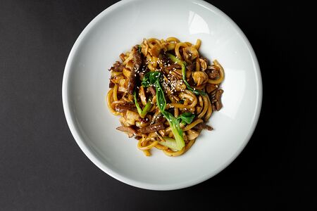 Удон с говядиной и грибами