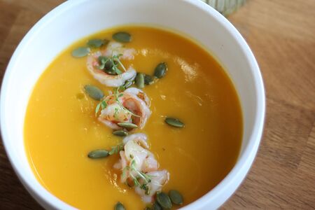 Тыквенный суп на кокосовом молоке с креветкам