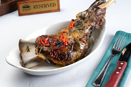 Запеченная баранья лопатка в ароматных травах и специях