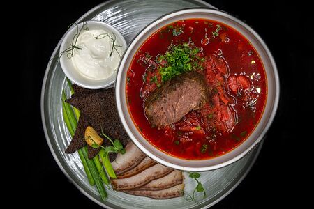 Борщ с салом, гренками и сметаной