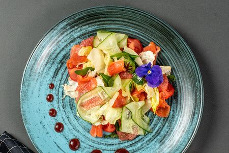 Салат из слабосолёной форели с грейпфрутом