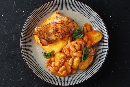 Жаркое по-гречески с куриным бедром, сыром фета в панировке, картофелем и фасолью