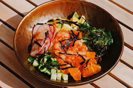 Поке с лососем и мандарином