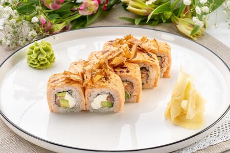 Запеченный ролл с форелью