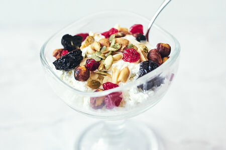 Творог с орехами, сухофруктами и мёдом