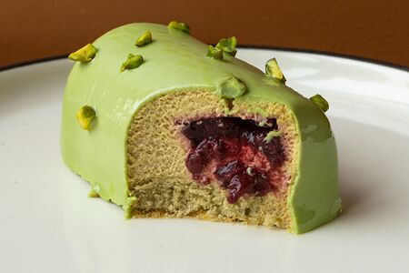 Пирожное Вишня-фисташка