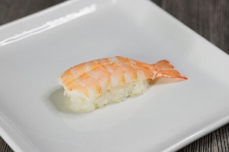 Суши с креветкой