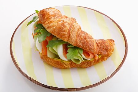 Круассан с лососем
