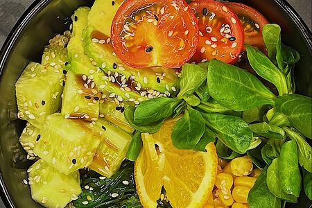 Поке боул на киноа с овощами