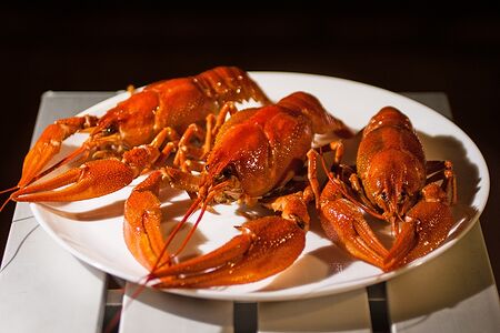 Королевские вареные раки с чесноком и помидорами