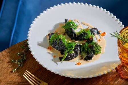 Черные равиоли с крабом