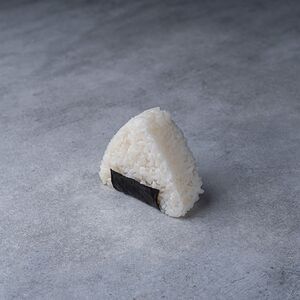 Онигири с курицей и шиитаке