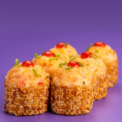Запеченный ролл с креветкой и соусом спайси