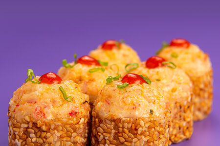 Запеченный ролл с креветкой и соусом спайси